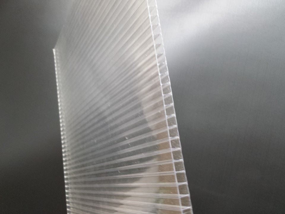 Close-up of a 6mm twin-wall polycarbonate sheet showing the internal rib structure between the two outer layers